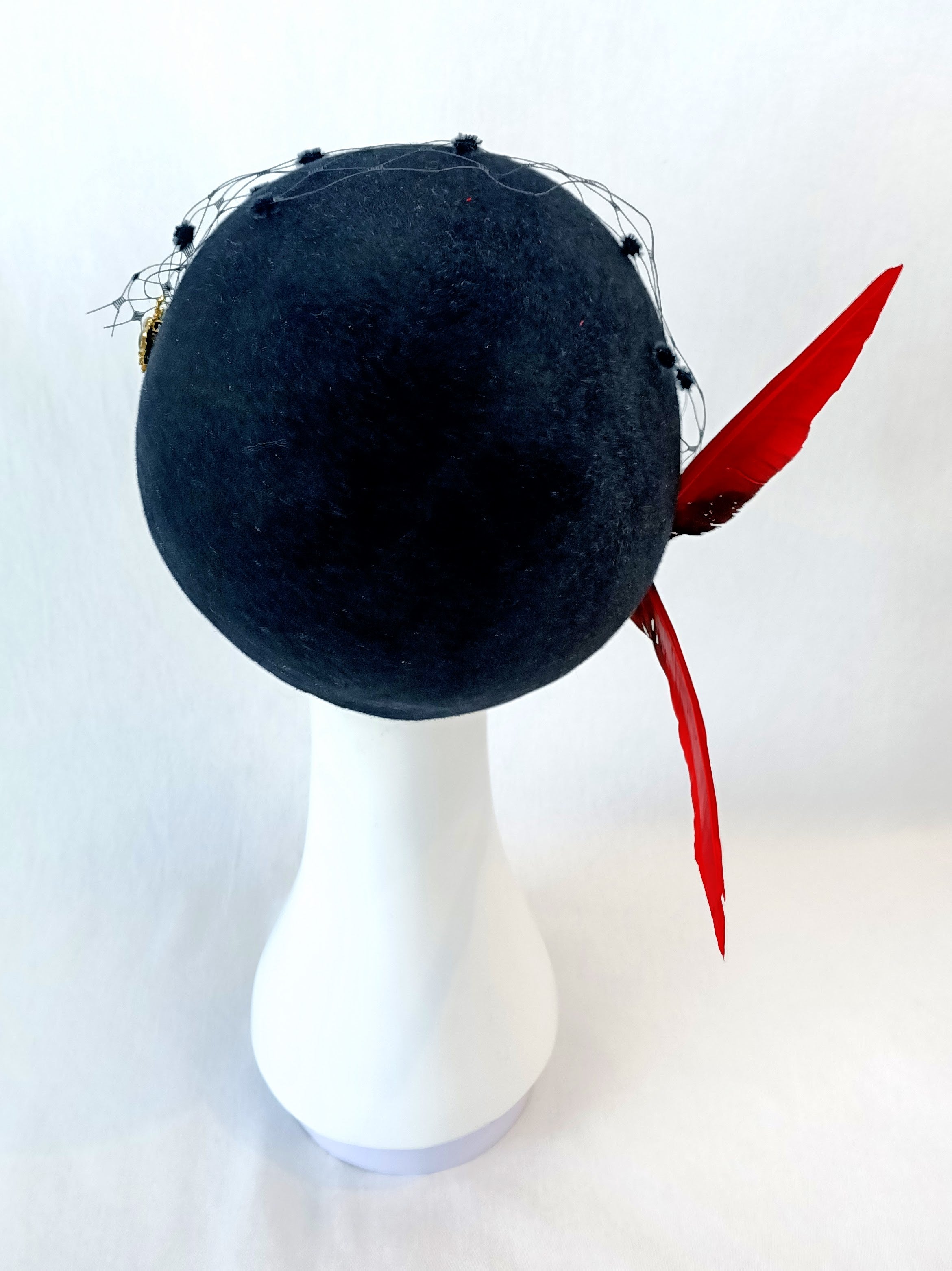 Daisy – Black beret crafted from felt and feather perfect for fashions on the field