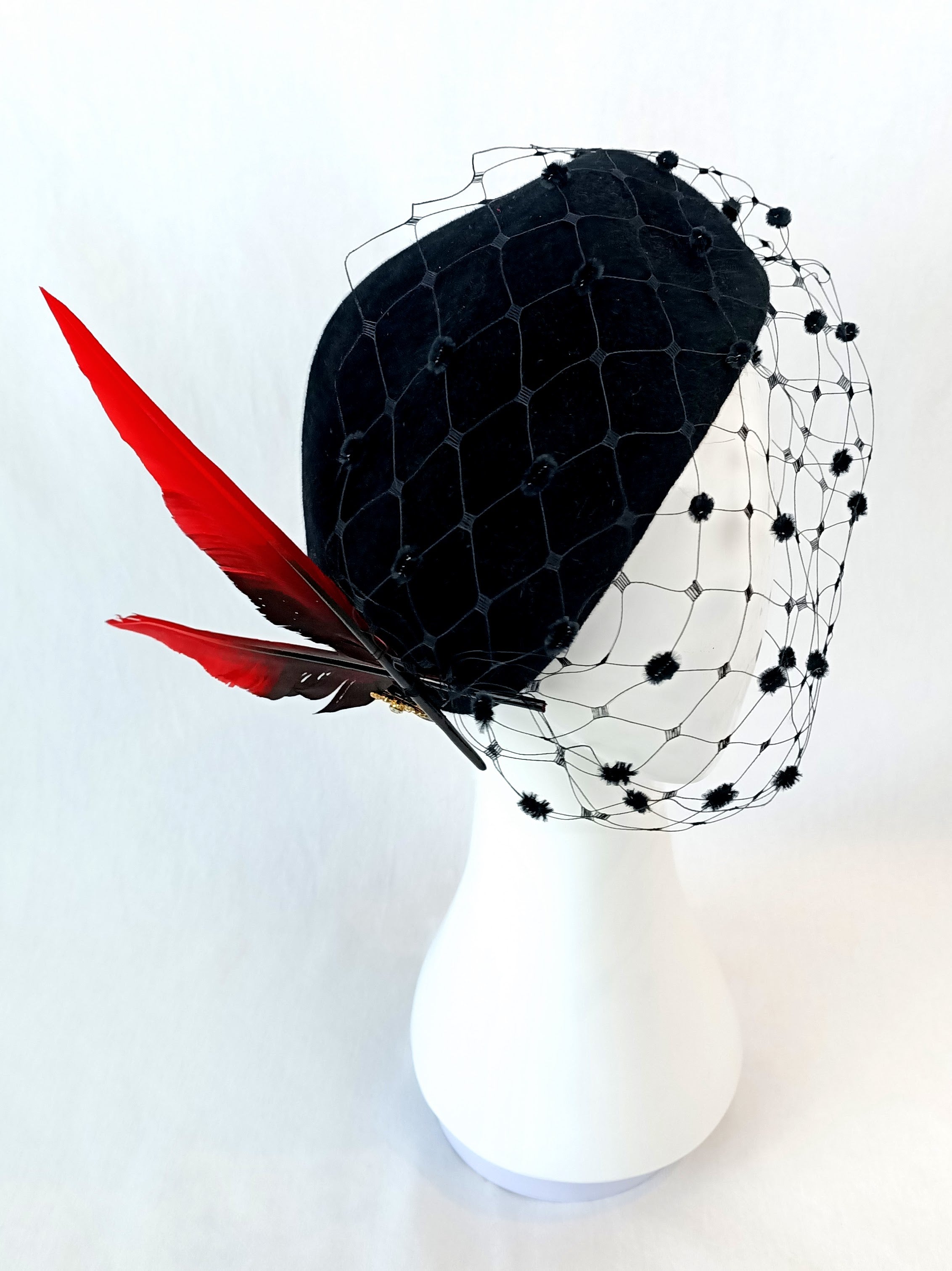 Bespoke Daisy beret crafted from felt and feather – designed for Royal Randwick by Kathryn Lee