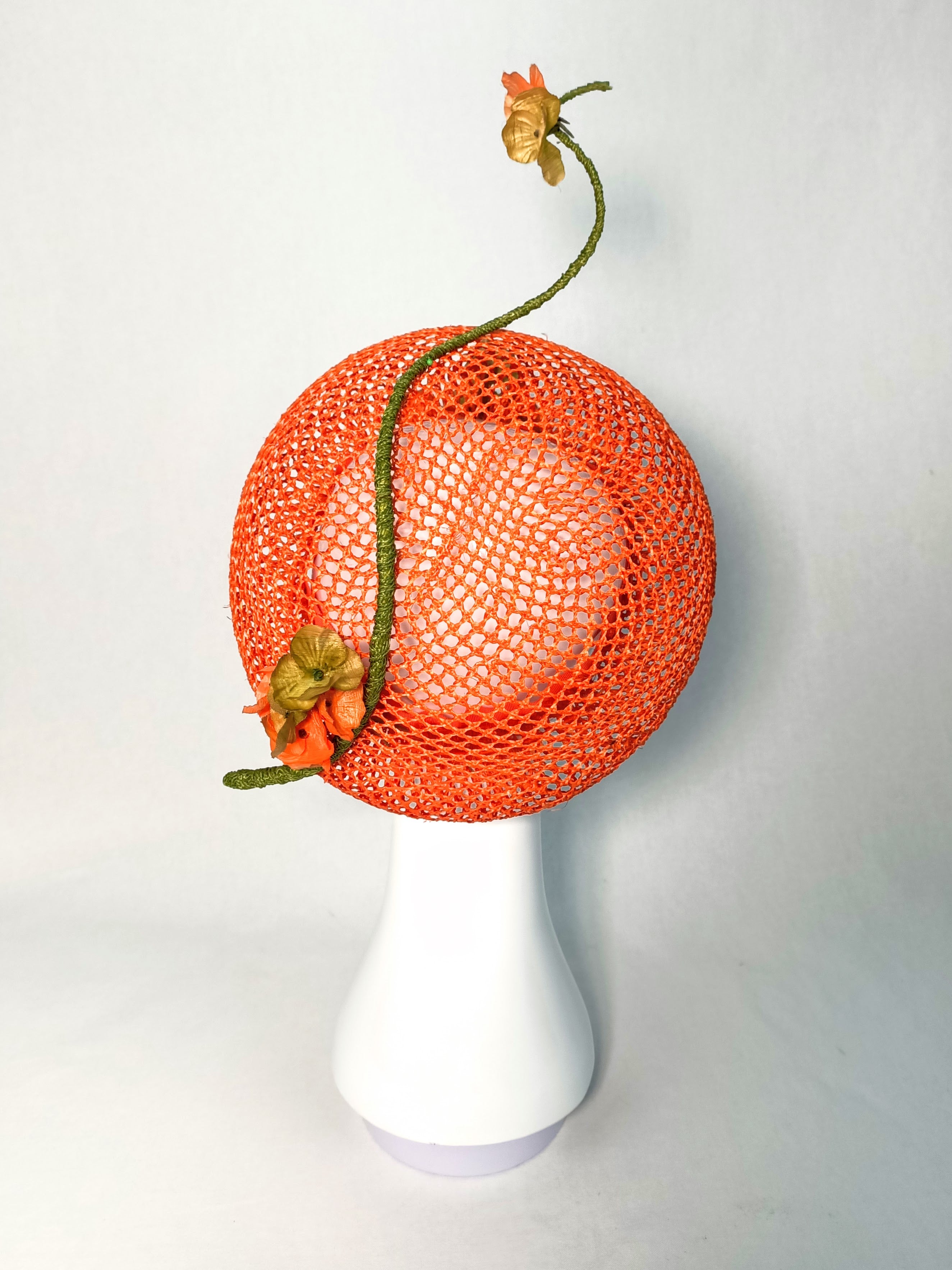 Yvette beret – artisan millinery featuring straw and feather for Dubai World Cup and beyond