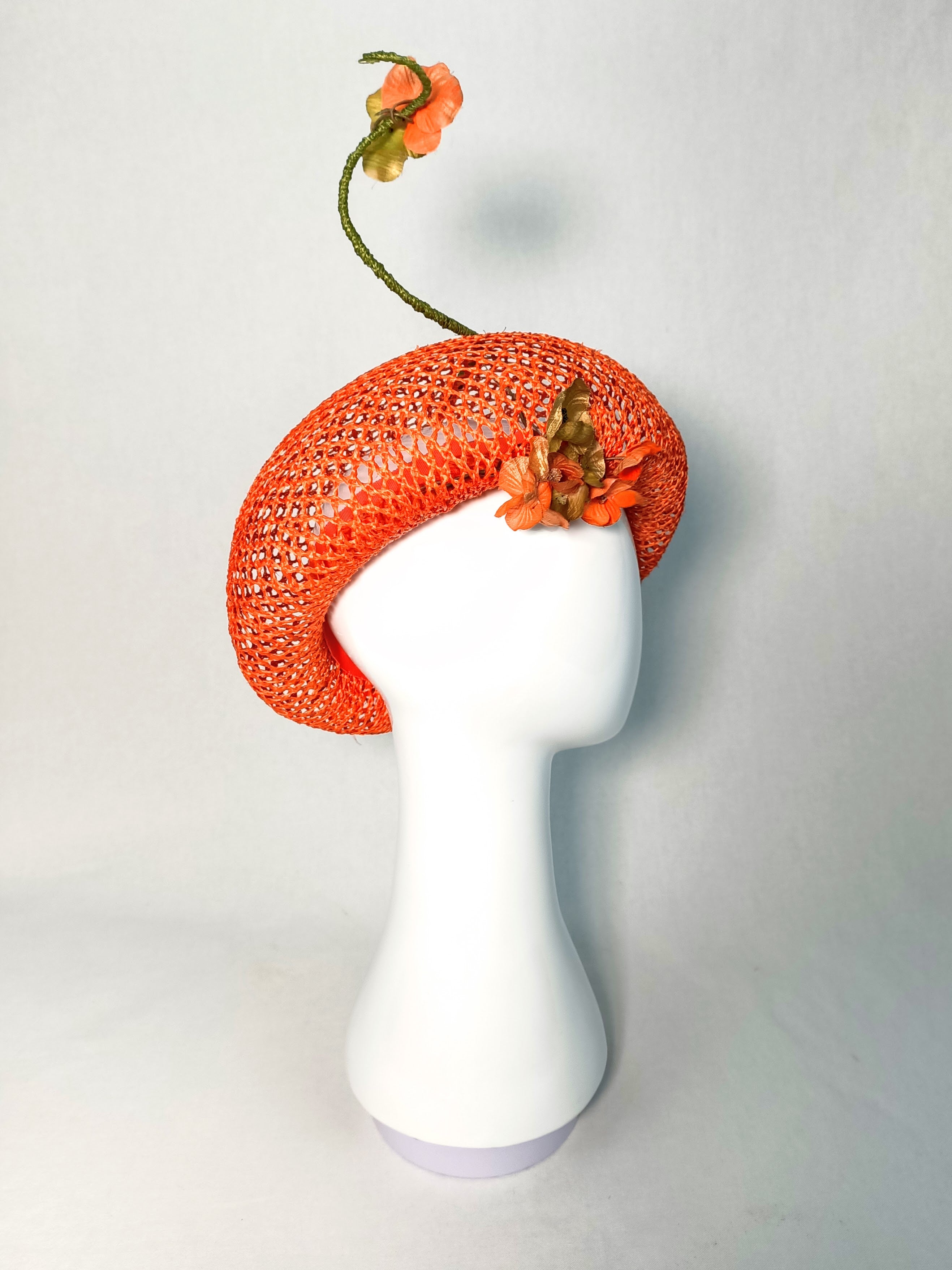 Couture beret Yvette featuring straw and feather – occasion headwear for wedding
